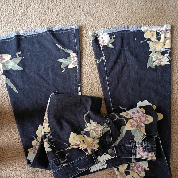 Free People miami Nights Flare Wide Leg Bell Raw Hem Floral Print Jeans Pants 26 - Picture 6 of 6